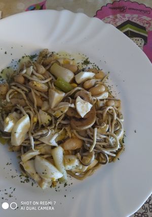 Una foto de Gulas con ajos tiernos y champiñón