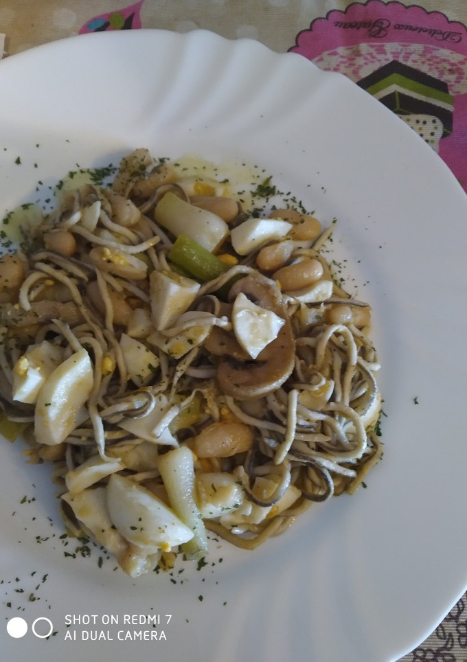 Una foto de Gulas con ajos tiernos y champiñón