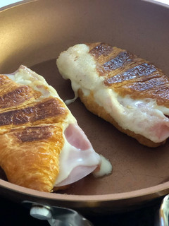 Una foto de Croissant de jamón y queso