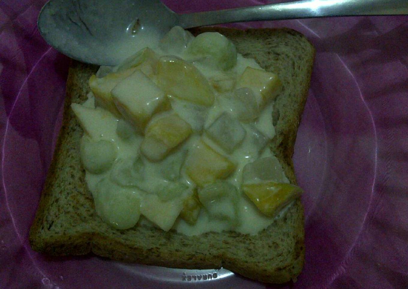 Roti gandum topping salad