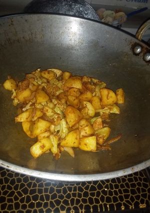 फ्राई आलू गोभी (Fry aloo gobhi recipe in Hindi) रेसिपी मुख्य फोटो
