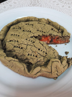 Una foto de Empanada rústica de teff rellena de estofado solidaria de comerciojusto, sin gluten y vegana