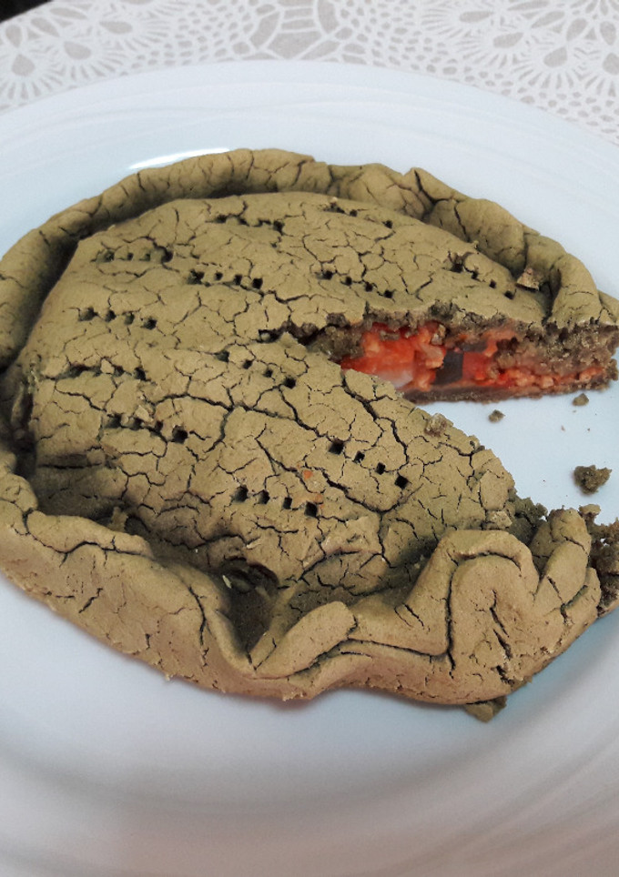 Una foto de Empanada rústica de teff rellena de estofado solidaria de comerciojusto, sin gluten y vegana