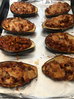Una foto de Berenjenas rellenas (vegetarianas/veganas) con soja texturizada