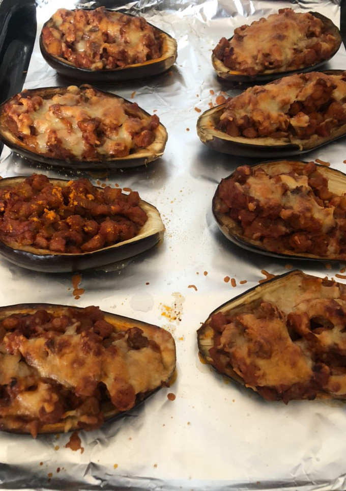 Una foto de Berenjenas rellenas (vegetarianas/veganas) con soja texturizada