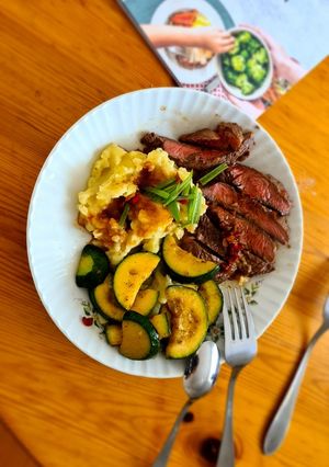 Hình của món Steak. Bò bít tết sốt pikant.