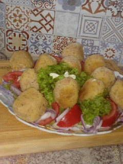Una foto de Croquetas de Patatas.Con ensalada mixta