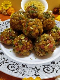 "रसभरीत बुंदीचे लाडू" (rasbarit boondiche ladoo recipe in marathi) रेसिपी चे मुख्य फोटो