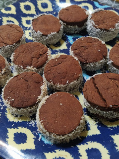 Una foto de Alfajores light de algarroba y maicena