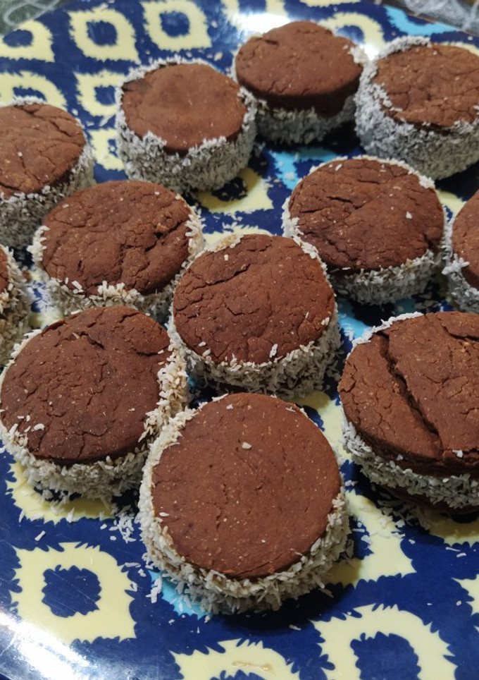 Una foto de Alfajores light de algarroba y maicena