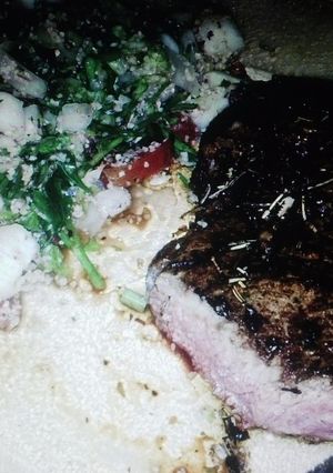 Una foto de Bife de chorizo a la pimienta y tomillo con ensalada de perejil,