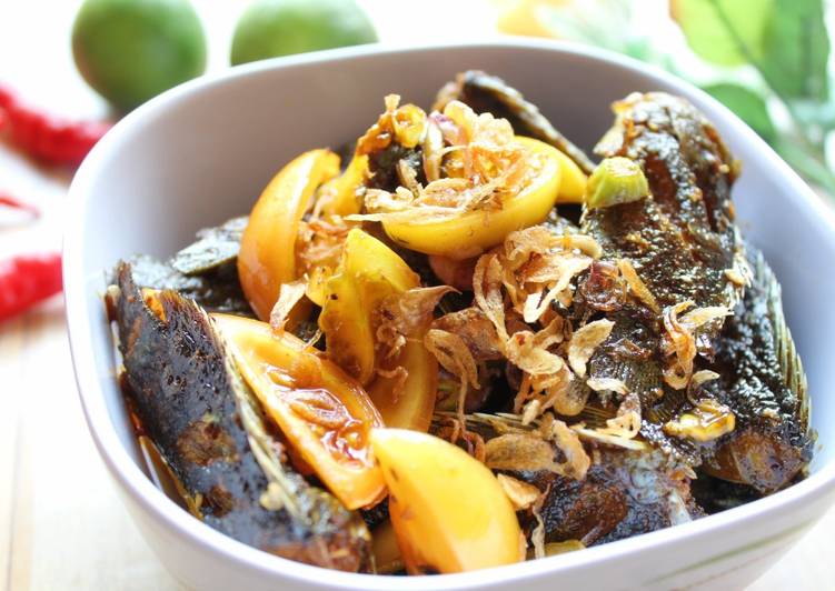 Ikan betik / batok /papuyu goreng sambel iris