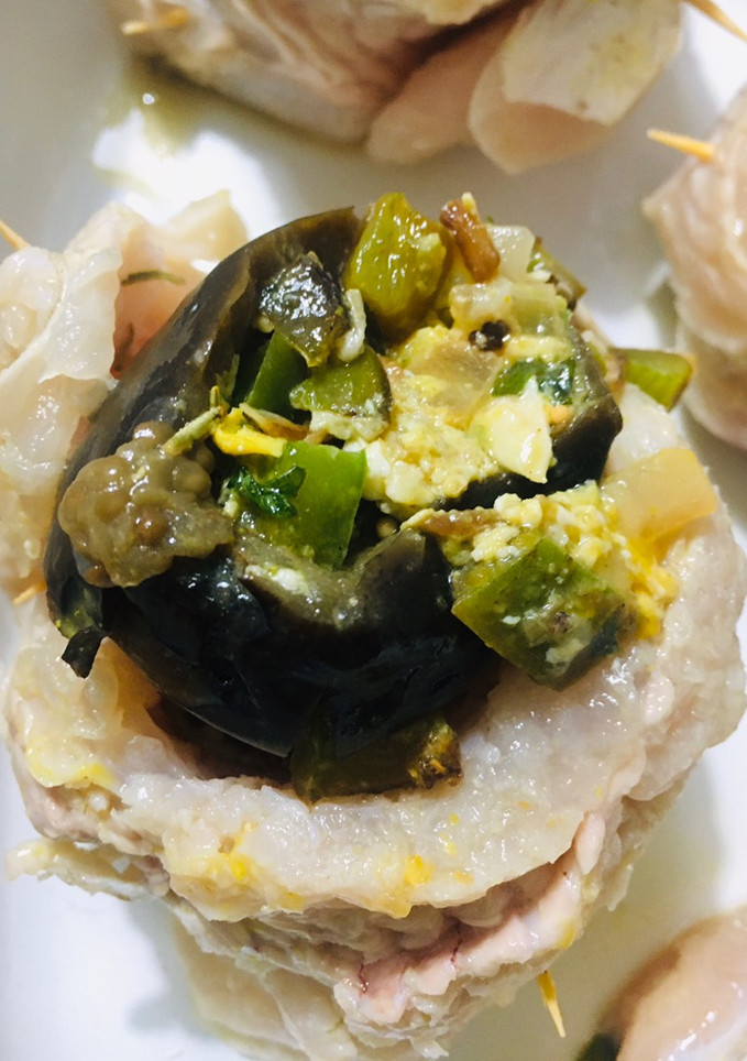 Una foto de FILET DE 🐟MERLUZA🐟 (relleno) ARROLLADO Y CUBIERTO CON SALSA CREMA DE QUESO ROQUEFORT🧀🐟