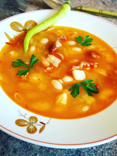 Una foto de Sopa de garrofons con jarrete de cerdo ahumado