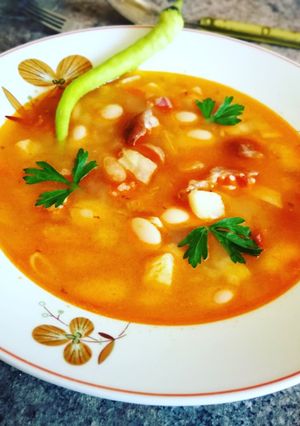 Una foto de Sopa de garrofons con jarrete de cerdo ahumado