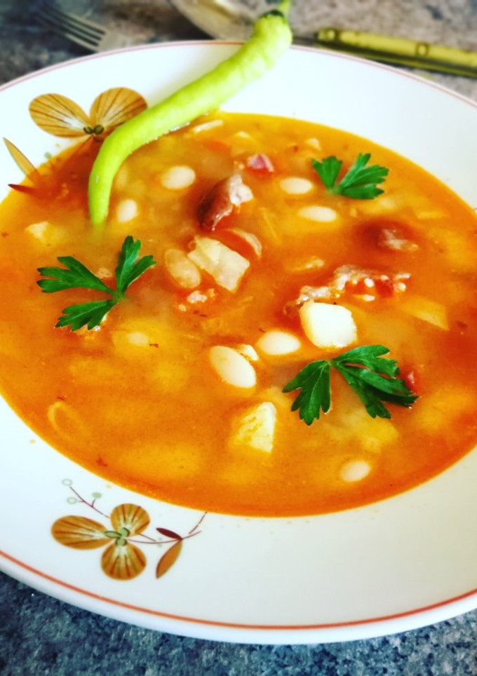 Una foto de Sopa de garrofons con jarrete de cerdo ahumado