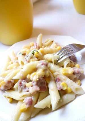 Sonkás-sajtos penne kukoricával és újhagymával recept fotója