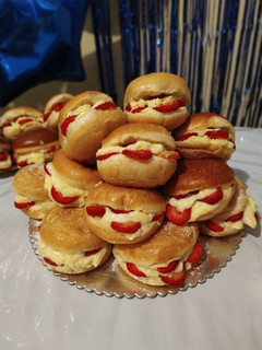 Una foto de Bombas con crema pastelera y fresas