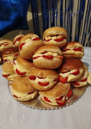 Una foto de Bombas con crema pastelera y fresas