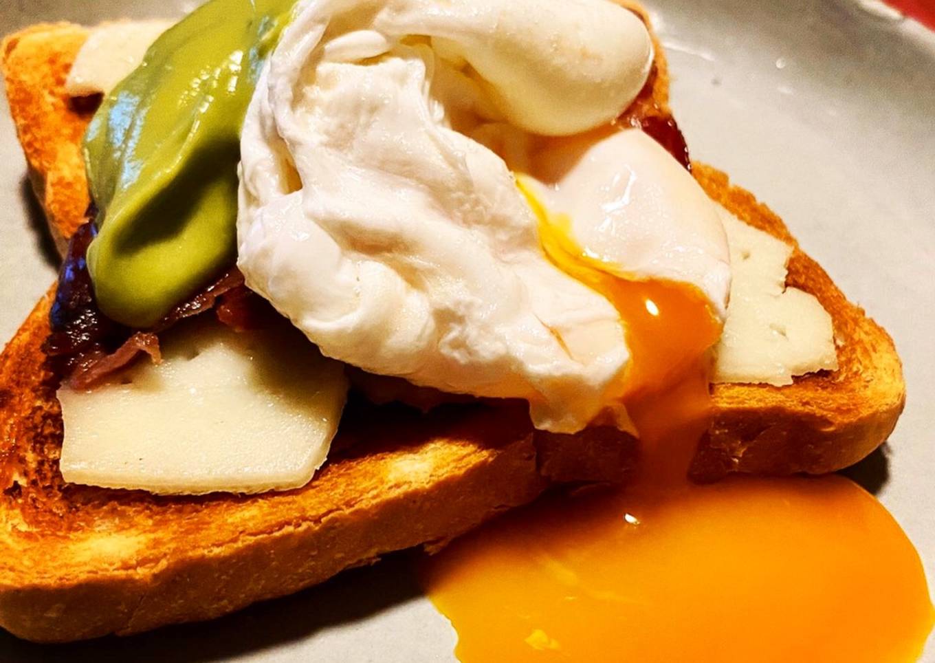 Tosta de jam贸n ib茅rico, queso, huevo escalfado y emulsi贸n de aguacate 馃
