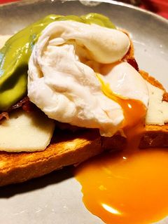 Una foto de Tosta de jamón ibérico, queso, huevo escalfado y emulsión de aguacate 🥑