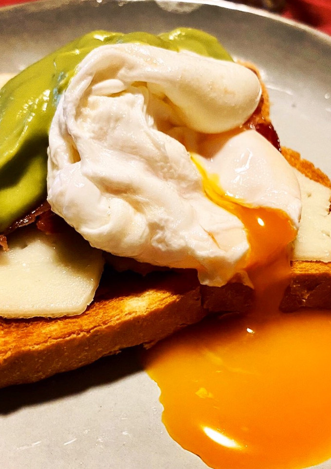 Una foto de Tosta de jamón ibérico, queso, huevo escalfado y emulsión de aguacate 🥑
