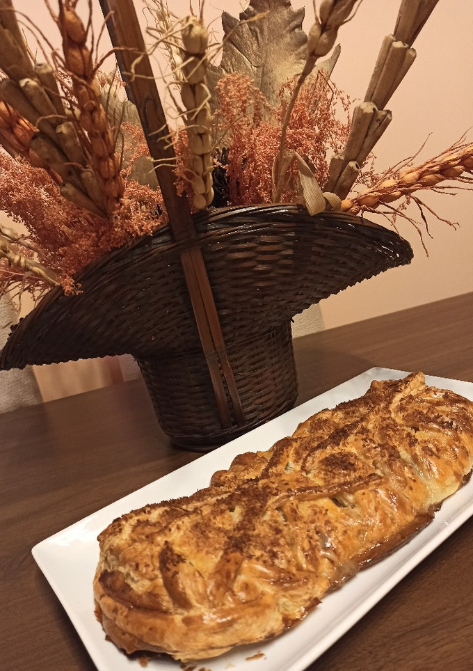 Una foto de Trenza de hojaldre con plátano 🍌 manzana 🍎 y chocolate blanco🍫