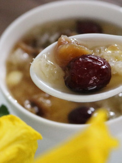 Hình của món Chè nấm tuyết táo đỏ.