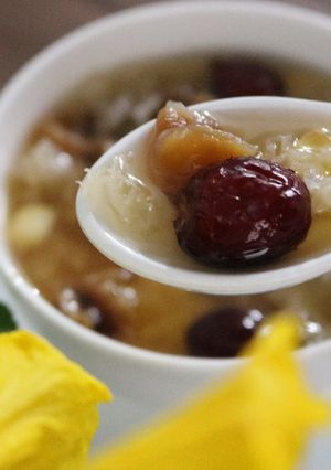 Hình của món Chè nấm tuyết  táo đỏ.