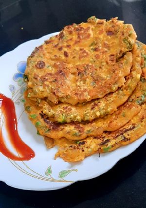 बेसन चीला (Besan cheela recipe in Hindi) रेसिपी मुख्य फोटो