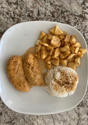 A picture of Creamy wine chicken.