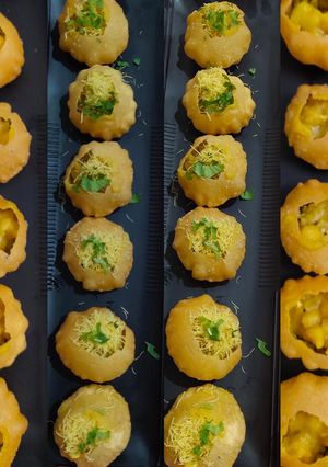 રગડા પૂરી (Ragda Poori Recipe In Gujarati) રેસીપી મુખ્ય ફોટો