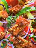 Ensalada de pollo crujiente y fresas con vinagreta de mango 🥗