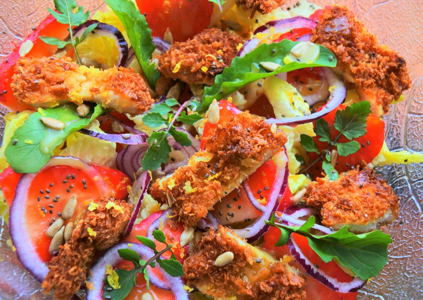 Ensalada de pollo crujiente y fresas con vinagreta de mango 🥗