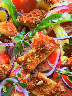 Una foto de Ensalada de pollo crujiente y fresas con vinagreta de mango 🥗