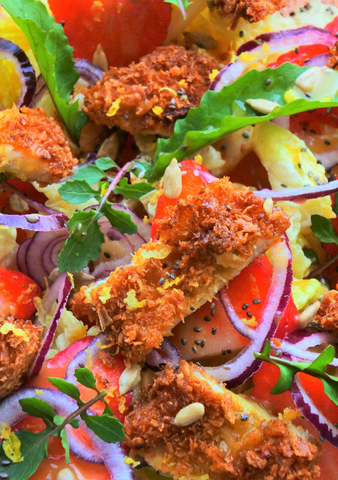 Una foto de Ensalada de pollo crujiente y fresas con vinagreta de mango 🥗