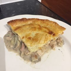 A picture of Creamy chicken, bacon and mushroom pie 🥧.