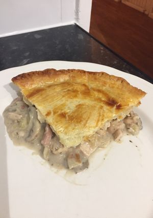 A picture of Creamy chicken, bacon and mushroom pie 🥧.