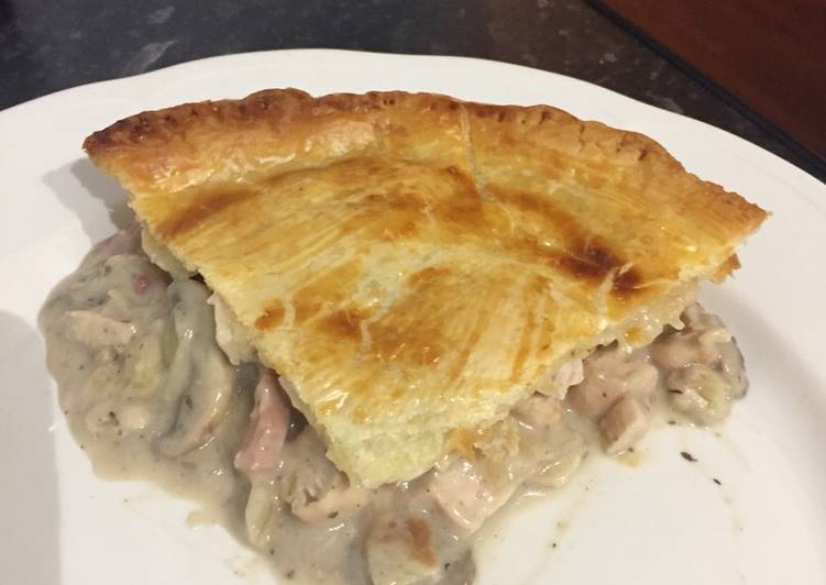 Easiest Way to Make Speedy Creamy chicken, bacon and mushroom pie 🥧