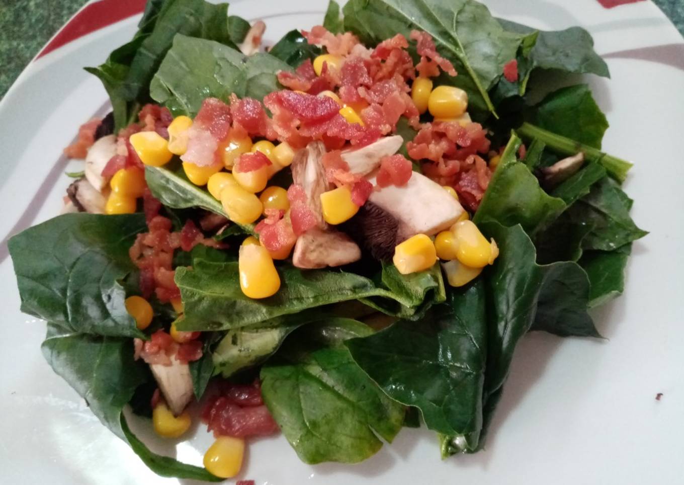 Ensalada de espinaca con tocino agridulce