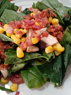 Una foto de Ensalada de espinaca con tocino agridulce