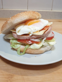 Una foto de Hamburguesa completa con huevo