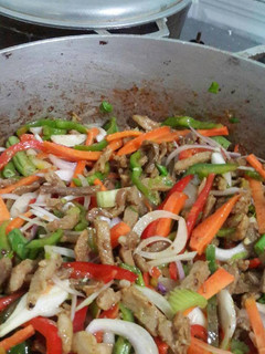 Una foto de Salteado de cerdo y mix de vegetales crujientes