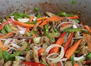 Una foto de Salteado de cerdo y mix de vegetales crujientes