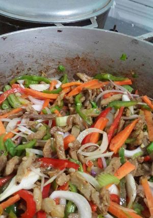 Una foto de Salteado de cerdo y mix de vegetales crujientes