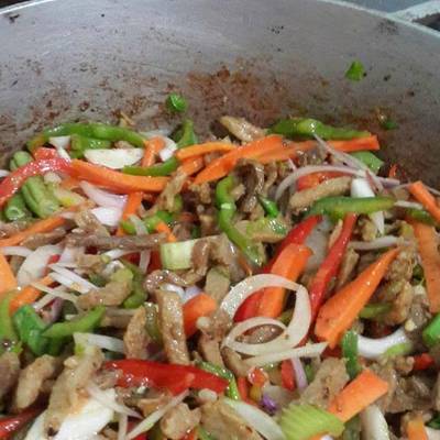 Salteado de cerdo y mix de vegetales crujientes Receta de Jesus Garcia-  Cookpad