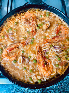 Una foto de Paella marinera