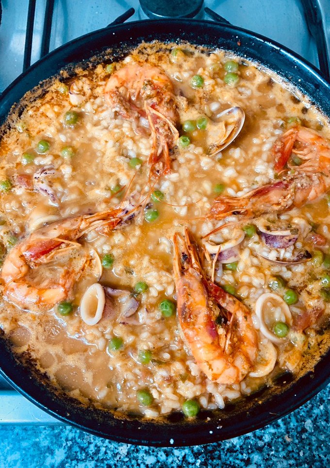 Una foto de Paella marinera