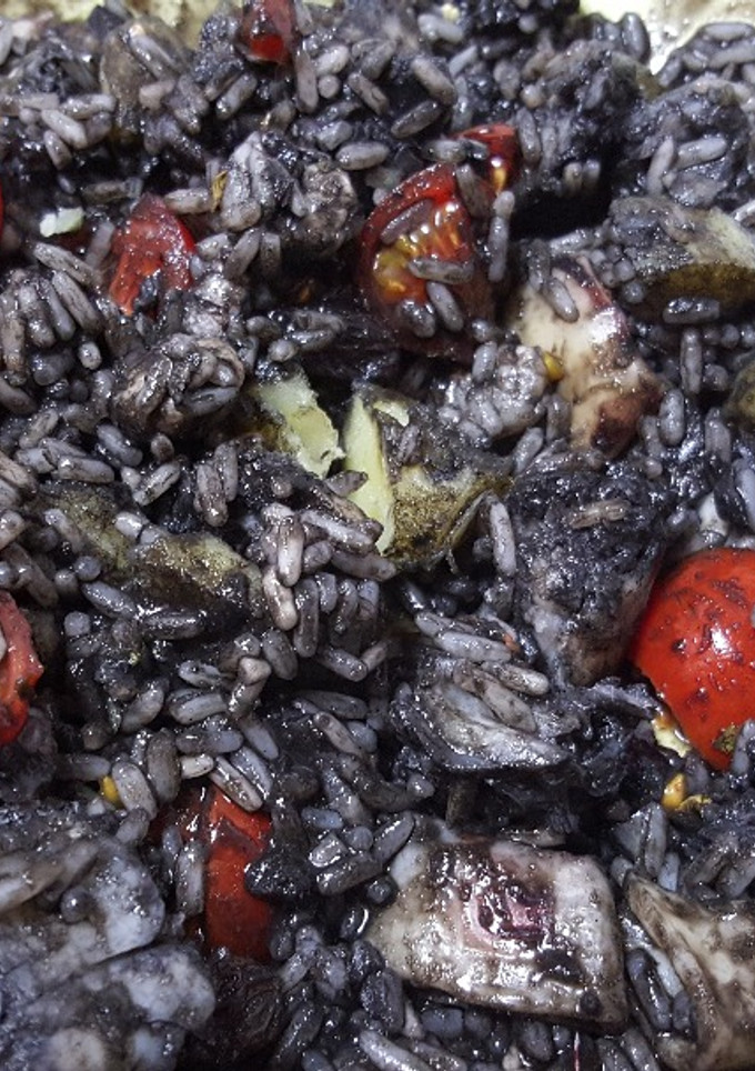 Una foto de Arroz negro con sepia, calamares, patata y tomate