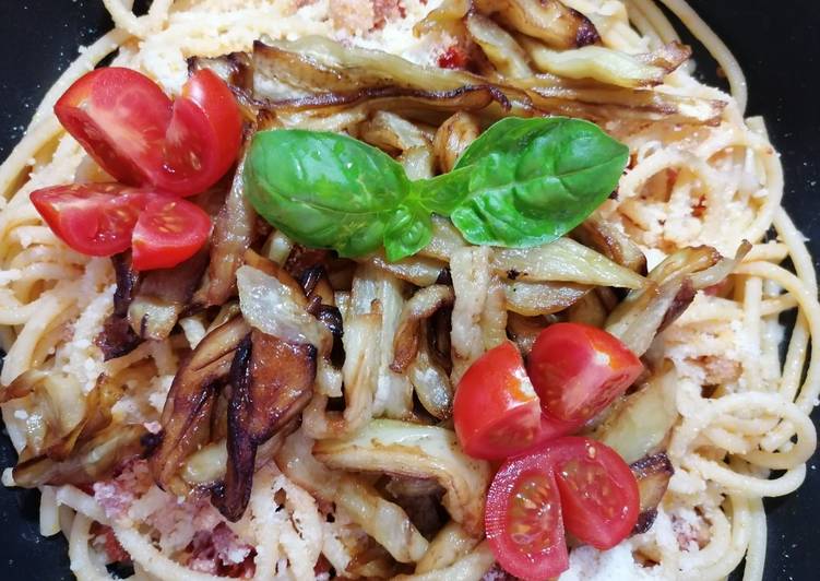 Bucatini all'amatriciana con filetti di melanzane fritte🍆🍅🍝🥓